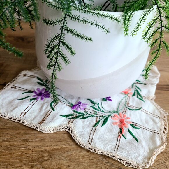 2 vintage linen napkins with floral embroidery. 10'' x 10 ''. Vintage tapestry. - Picture 7 of 7
